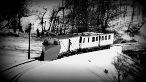 Le petit train jaune équipé de son célèbre chasse-neige… Hiver 56